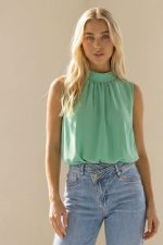 Wide Leg Τζιν Παντελόνι με Ασύμμετρη Μέση Το wide leg τζιν παντελόνι με ασύμμετρη μέση είναι ένα σύγχρονο και ιδιαίτερο κομμάτι που συνδυάζει μοντέρνο design με άνετη εφαρμογή. Η ψηλόμεση γραμμή αναδεικνύει τη σιλουέτα, ενώ το ασύμμετρο κούμπωμα στη μέση προσθέτει μοναδικό χαρακτήρα και fashion-forward αισθητική. Η wide fit γραμμή δημιουργεί κομψή κίνηση στο περπάτημα και προσφέρει άνεση για όλη την ημέρα. Το denim ύφασμα με ελαστικότητα εφαρμόζει όμορφα στο σώμα, διατηρώντας παράλληλα τη σταθερότητα και την άνεση. Ένα versatile κομμάτι που μπορεί εύκολα να φορεθεί σε casual καθημερινά looks αλλά και πιο stylish city outfits. Styling Tips Το wide leg denim παντελόνι είναι ιδανικό για πολλά outfits: • με sleeveless top για κομψό καλοκαιρινό look • με basic t-shirt και sneakers για casual εμφάνιση • με πουκάμισο και loafers για smart casual outfit • με cropped jacket για πιο fashion-forward styling