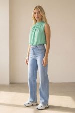 Wide Leg Τζιν Παντελόνι με Ασύμμετρη Μέση Το wide leg τζιν παντελόνι με ασύμμετρη μέση είναι ένα σύγχρονο και ιδιαίτερο κομμάτι που συνδυάζει μοντέρνο design με άνετη εφαρμογή. Η ψηλόμεση γραμμή αναδεικνύει τη σιλουέτα, ενώ το ασύμμετρο κούμπωμα στη μέση προσθέτει μοναδικό χαρακτήρα και fashion-forward αισθητική. Η wide fit γραμμή δημιουργεί κομψή κίνηση στο περπάτημα και προσφέρει άνεση για όλη την ημέρα. Το denim ύφασμα με ελαστικότητα εφαρμόζει όμορφα στο σώμα, διατηρώντας παράλληλα τη σταθερότητα και την άνεση. Ένα versatile κομμάτι που μπορεί εύκολα να φορεθεί σε casual καθημερινά looks αλλά και πιο stylish city outfits. Styling Tips Το wide leg denim παντελόνι είναι ιδανικό για πολλά outfits: • με sleeveless top για κομψό καλοκαιρινό look • με basic t-shirt και sneakers για casual εμφάνιση • με πουκάμισο και loafers για smart casual outfit • με cropped jacket για πιο fashion-forward styling