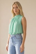 Wide Leg Τζιν Παντελόνι με Ασύμμετρη Μέση Το wide leg τζιν παντελόνι με ασύμμετρη μέση είναι ένα σύγχρονο και ιδιαίτερο κομμάτι που συνδυάζει μοντέρνο design με άνετη εφαρμογή. Η ψηλόμεση γραμμή αναδεικνύει τη σιλουέτα, ενώ το ασύμμετρο κούμπωμα στη μέση προσθέτει μοναδικό χαρακτήρα και fashion-forward αισθητική. Η wide fit γραμμή δημιουργεί κομψή κίνηση στο περπάτημα και προσφέρει άνεση για όλη την ημέρα. Το denim ύφασμα με ελαστικότητα εφαρμόζει όμορφα στο σώμα, διατηρώντας παράλληλα τη σταθερότητα και την άνεση. Ένα versatile κομμάτι που μπορεί εύκολα να φορεθεί σε casual καθημερινά looks αλλά και πιο stylish city outfits. Styling Tips Το wide leg denim παντελόνι είναι ιδανικό για πολλά outfits: • με sleeveless top για κομψό καλοκαιρινό look • με basic t-shirt και sneakers για casual εμφάνιση • με πουκάμισο και loafers για smart casual outfit • με cropped jacket για πιο fashion-forward styling