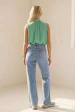 Wide Leg Τζιν Παντελόνι με Ασύμμετρη Μέση Το wide leg τζιν παντελόνι με ασύμμετρη μέση είναι ένα σύγχρονο και ιδιαίτερο κομμάτι που συνδυάζει μοντέρνο design με άνετη εφαρμογή. Η ψηλόμεση γραμμή αναδεικνύει τη σιλουέτα, ενώ το ασύμμετρο κούμπωμα στη μέση προσθέτει μοναδικό χαρακτήρα και fashion-forward αισθητική. Η wide fit γραμμή δημιουργεί κομψή κίνηση στο περπάτημα και προσφέρει άνεση για όλη την ημέρα. Το denim ύφασμα με ελαστικότητα εφαρμόζει όμορφα στο σώμα, διατηρώντας παράλληλα τη σταθερότητα και την άνεση. Ένα versatile κομμάτι που μπορεί εύκολα να φορεθεί σε casual καθημερινά looks αλλά και πιο stylish city outfits. Styling Tips Το wide leg denim παντελόνι είναι ιδανικό για πολλά outfits: • με sleeveless top για κομψό καλοκαιρινό look • με basic t-shirt και sneakers για casual εμφάνιση • με πουκάμισο και loafers για smart casual outfit • με cropped jacket για πιο fashion-forward styling