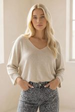 Katia Knitted Top in nude  Το Katia Knitted Top σε nude απόχρωση είναι ένα κομψό και ευκολοφόρετο πλεκτό κομμάτι που συνδυάζει minimal αισθητική με εξαιρετική άνεση. Η απαλή υφή του υφάσματος χαρίζει μεταξένια αίσθηση στο δέρμα, ενώ η χαλαρή γραμμή δημιουργεί ένα κομψό και σύγχρονο silhouette. Κατασκευασμένο από modal extra fluffy ύφασμα, το top είναι ιδιαίτερα απαλό, ελαφρύ και φιλικό προς το δέρμα. Το υποαλλεργικό modal mix το καθιστά ιδανικό ακόμη και για ευαίσθητες επιδερμίδες. Τα μανίκια 3/4 προσθέτουν διακριτική κομψότητα και κάνουν το κομμάτι ιδανικό για καθημερινές εμφανίσεις αλλά και πιο chic συνδυασμούς. Η ουδέτερη nude απόχρωση ταιριάζει εύκολα με πολλά κομμάτια της γκαρνταρόμπας και δημιουργεί minimal και διαχρονικά outfits. Styling Tips Το nude πλεκτό Katia top είναι εξαιρετικά ευέλικτο και συνδυάζεται εύκολα: • με denim jeans για casual καθημερινό look • με tailored παντελόνι για smart casual εμφάνιση • με satin φούστα για πιο θηλυκό outfit • με sneakers ή loafers για minimal chic στυλ Η nude απόχρωση λειτουργεί ως basic κομμάτι που ταιριάζει με σχεδόν όλα τα χρώματα.