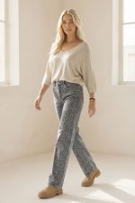 Katia Knitted Top in nude  Το Katia Knitted Top σε nude απόχρωση είναι ένα κομψό και ευκολοφόρετο πλεκτό κομμάτι που συνδυάζει minimal αισθητική με εξαιρετική άνεση. Η απαλή υφή του υφάσματος χαρίζει μεταξένια αίσθηση στο δέρμα, ενώ η χαλαρή γραμμή δημιουργεί ένα κομψό και σύγχρονο silhouette. Κατασκευασμένο από modal extra fluffy ύφασμα, το top είναι ιδιαίτερα απαλό, ελαφρύ και φιλικό προς το δέρμα. Το υποαλλεργικό modal mix το καθιστά ιδανικό ακόμη και για ευαίσθητες επιδερμίδες. Τα μανίκια 3/4 προσθέτουν διακριτική κομψότητα και κάνουν το κομμάτι ιδανικό για καθημερινές εμφανίσεις αλλά και πιο chic συνδυασμούς. Η ουδέτερη nude απόχρωση ταιριάζει εύκολα με πολλά κομμάτια της γκαρνταρόμπας και δημιουργεί minimal και διαχρονικά outfits. Styling Tips Το nude πλεκτό Katia top είναι εξαιρετικά ευέλικτο και συνδυάζεται εύκολα: • με denim jeans για casual καθημερινό look • με tailored παντελόνι για smart casual εμφάνιση • με satin φούστα για πιο θηλυκό outfit • με sneakers ή loafers για minimal chic στυλ Η nude απόχρωση λειτουργεί ως basic κομμάτι που ταιριάζει με σχεδόν όλα τα χρώματα.