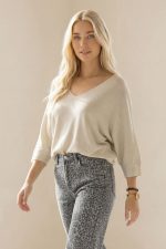 Katia Knitted Top in nude  Το Katia Knitted Top σε nude απόχρωση είναι ένα κομψό και ευκολοφόρετο πλεκτό κομμάτι που συνδυάζει minimal αισθητική με εξαιρετική άνεση. Η απαλή υφή του υφάσματος χαρίζει μεταξένια αίσθηση στο δέρμα, ενώ η χαλαρή γραμμή δημιουργεί ένα κομψό και σύγχρονο silhouette. Κατασκευασμένο από modal extra fluffy ύφασμα, το top είναι ιδιαίτερα απαλό, ελαφρύ και φιλικό προς το δέρμα. Το υποαλλεργικό modal mix το καθιστά ιδανικό ακόμη και για ευαίσθητες επιδερμίδες. Τα μανίκια 3/4 προσθέτουν διακριτική κομψότητα και κάνουν το κομμάτι ιδανικό για καθημερινές εμφανίσεις αλλά και πιο chic συνδυασμούς. Η ουδέτερη nude απόχρωση ταιριάζει εύκολα με πολλά κομμάτια της γκαρνταρόμπας και δημιουργεί minimal και διαχρονικά outfits. Styling Tips Το nude πλεκτό Katia top είναι εξαιρετικά ευέλικτο και συνδυάζεται εύκολα: • με denim jeans για casual καθημερινό look • με tailored παντελόνι για smart casual εμφάνιση • με satin φούστα για πιο θηλυκό outfit • με sneakers ή loafers για minimal chic στυλ Η nude απόχρωση λειτουργεί ως basic κομμάτι που ταιριάζει με σχεδόν όλα τα χρώματα.