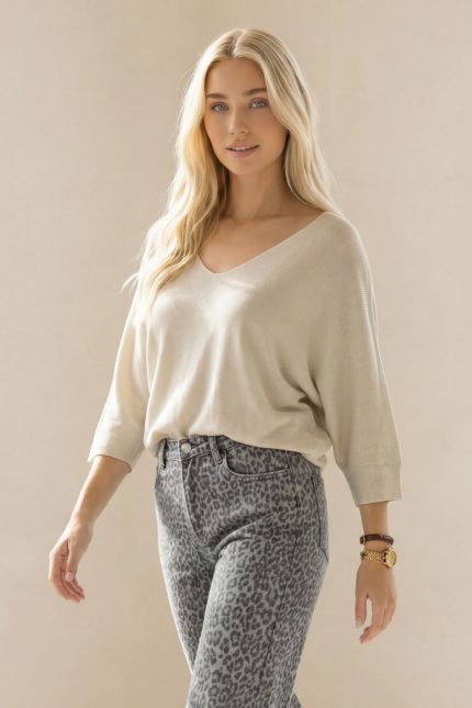 Katia Knitted Top in nude  Το Katia Knitted Top σε nude απόχρωση είναι ένα κομψό και ευκολοφόρετο πλεκτό κομμάτι που συνδυάζει minimal αισθητική με εξαιρετική άνεση. Η απαλή υφή του υφάσματος χαρίζει μεταξένια αίσθηση στο δέρμα, ενώ η χαλαρή γραμμή δημιουργεί ένα κομψό και σύγχρονο silhouette. Κατασκευασμένο από modal extra fluffy ύφασμα, το top είναι ιδιαίτερα απαλό, ελαφρύ και φιλικό προς το δέρμα. Το υποαλλεργικό modal mix το καθιστά ιδανικό ακόμη και για ευαίσθητες επιδερμίδες. Τα μανίκια 3/4 προσθέτουν διακριτική κομψότητα και κάνουν το κομμάτι ιδανικό για καθημερινές εμφανίσεις αλλά και πιο chic συνδυασμούς. Η ουδέτερη nude απόχρωση ταιριάζει εύκολα με πολλά κομμάτια της γκαρνταρόμπας και δημιουργεί minimal και διαχρονικά outfits. Styling Tips Το nude πλεκτό Katia top είναι εξαιρετικά ευέλικτο και συνδυάζεται εύκολα: • με denim jeans για casual καθημερινό look • με tailored παντελόνι για smart casual εμφάνιση • με satin φούστα για πιο θηλυκό outfit • με sneakers ή loafers για minimal chic στυλ Η nude απόχρωση λειτουργεί ως basic κομμάτι που ταιριάζει με σχεδόν όλα τα χρώματα.