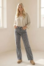 Katia Knitted Top in nude  Το Katia Knitted Top σε nude απόχρωση είναι ένα κομψό και ευκολοφόρετο πλεκτό κομμάτι που συνδυάζει minimal αισθητική με εξαιρετική άνεση. Η απαλή υφή του υφάσματος χαρίζει μεταξένια αίσθηση στο δέρμα, ενώ η χαλαρή γραμμή δημιουργεί ένα κομψό και σύγχρονο silhouette. Κατασκευασμένο από modal extra fluffy ύφασμα, το top είναι ιδιαίτερα απαλό, ελαφρύ και φιλικό προς το δέρμα. Το υποαλλεργικό modal mix το καθιστά ιδανικό ακόμη και για ευαίσθητες επιδερμίδες. Τα μανίκια 3/4 προσθέτουν διακριτική κομψότητα και κάνουν το κομμάτι ιδανικό για καθημερινές εμφανίσεις αλλά και πιο chic συνδυασμούς. Η ουδέτερη nude απόχρωση ταιριάζει εύκολα με πολλά κομμάτια της γκαρνταρόμπας και δημιουργεί minimal και διαχρονικά outfits. Styling Tips Το nude πλεκτό Katia top είναι εξαιρετικά ευέλικτο και συνδυάζεται εύκολα: • με denim jeans για casual καθημερινό look • με tailored παντελόνι για smart casual εμφάνιση • με satin φούστα για πιο θηλυκό outfit • με sneakers ή loafers για minimal chic στυλ Η nude απόχρωση λειτουργεί ως basic κομμάτι που ταιριάζει με σχεδόν όλα τα χρώματα.