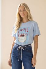 Oversized Unisex T-Shirt Coffe Το oversized unisex T-shirt coffee  είναι ένα basic κομμάτι με σύγχρονο χαρακτήρα που συνδυάζει άνεση και minimal στυλ. Η oversized γραμμή του προσφέρει χαλαρή εφαρμογή και δημιουργεί ένα μοντέρνο street style look. Κατασκευασμένο από μαλακό βαμβακερό ύφασμα, προσφέρει ευχάριστη αίσθηση στο δέρμα και άνεση για καθημερινή χρήση. Το unisex design το καθιστά ιδανικό για όλους, ενώ η neutral coffee απόχρωση ταιριάζει εύκολα με πολλά outfits. Ένα ευέλικτο κομμάτι που μπορεί να φορεθεί σε casual εμφανίσεις, δημιουργώντας comfortable και stylish looks.