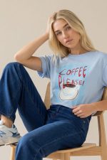 Oversized Unisex T-Shirt Coffe Το oversized unisex T-shirt coffee  είναι ένα basic κομμάτι με σύγχρονο χαρακτήρα που συνδυάζει άνεση και minimal στυλ. Η oversized γραμμή του προσφέρει χαλαρή εφαρμογή και δημιουργεί ένα μοντέρνο street style look. Κατασκευασμένο από μαλακό βαμβακερό ύφασμα, προσφέρει ευχάριστη αίσθηση στο δέρμα και άνεση για καθημερινή χρήση. Το unisex design το καθιστά ιδανικό για όλους, ενώ η neutral coffee απόχρωση ταιριάζει εύκολα με πολλά outfits. Ένα ευέλικτο κομμάτι που μπορεί να φορεθεί σε casual εμφανίσεις, δημιουργώντας comfortable και stylish looks.