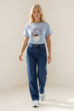 Oversized Unisex T-Shirt Coffe Το oversized unisex T-shirt coffee  είναι ένα basic κομμάτι με σύγχρονο χαρακτήρα που συνδυάζει άνεση και minimal στυλ. Η oversized γραμμή του προσφέρει χαλαρή εφαρμογή και δημιουργεί ένα μοντέρνο street style look. Κατασκευασμένο από μαλακό βαμβακερό ύφασμα, προσφέρει ευχάριστη αίσθηση στο δέρμα και άνεση για καθημερινή χρήση. Το unisex design το καθιστά ιδανικό για όλους, ενώ η neutral coffee απόχρωση ταιριάζει εύκολα με πολλά outfits. Ένα ευέλικτο κομμάτι που μπορεί να φορεθεί σε casual εμφανίσεις, δημιουργώντας comfortable και stylish looks.