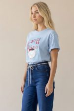 Oversized Unisex T-Shirt Coffe Το oversized unisex T-shirt coffee  είναι ένα basic κομμάτι με σύγχρονο χαρακτήρα που συνδυάζει άνεση και minimal στυλ. Η oversized γραμμή του προσφέρει χαλαρή εφαρμογή και δημιουργεί ένα μοντέρνο street style look. Κατασκευασμένο από μαλακό βαμβακερό ύφασμα, προσφέρει ευχάριστη αίσθηση στο δέρμα και άνεση για καθημερινή χρήση. Το unisex design το καθιστά ιδανικό για όλους, ενώ η neutral coffee απόχρωση ταιριάζει εύκολα με πολλά outfits. Ένα ευέλικτο κομμάτι που μπορεί να φορεθεί σε casual εμφανίσεις, δημιουργώντας comfortable και stylish looks.