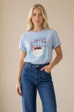 Oversized Unisex T-Shirt Coffe Το oversized unisex T-shirt coffee  είναι ένα basic κομμάτι με σύγχρονο χαρακτήρα που συνδυάζει άνεση και minimal στυλ. Η oversized γραμμή του προσφέρει χαλαρή εφαρμογή και δημιουργεί ένα μοντέρνο street style look. Κατασκευασμένο από μαλακό βαμβακερό ύφασμα, προσφέρει ευχάριστη αίσθηση στο δέρμα και άνεση για καθημερινή χρήση. Το unisex design το καθιστά ιδανικό για όλους, ενώ η neutral coffee απόχρωση ταιριάζει εύκολα με πολλά outfits. Ένα ευέλικτο κομμάτι που μπορεί να φορεθεί σε casual εμφανίσεις, δημιουργώντας comfortable και stylish looks.