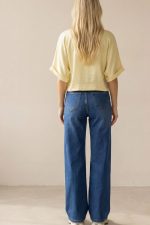 Wide Leg Τζιν Plus Size Το σκούρο τζιν παντελόνι wide leg είναι ένα κομψό και άνετο κομμάτι που συνδυάζει μοντέρνο design με άνετη εφαρμογή. Η ψηλόμεση γραμμή κολακεύει τη σιλουέτα και αναδεικνύει τη μέση, ενώ η wide leg εφαρμογή δημιουργεί κομψή κίνηση και χαλαρό στυλ. Το denim ύφασμα με βαμβακερή σύνθεση και ελαστικότητα προσφέρει άνεση στην καθημερινή χρήση. Το ιδιαίτερο κορδόνι με διακριτική glitter λεπτομέρεια στη μέση προσθέτει μοναδικό χαρακτήρα στο σχέδιο. Το παντελόνι είναι διαθέσιμο και σε plus size εφαρμογή, προσφέροντας άνεση και κομψότητα σε διαφορετικούς σωματότυπους. Ιδανικό για casual καθημερινά looks αλλά και πιο stylish city outfits. Styling Tips Το σκούρο wide leg τζιν παντελόνι μπορεί να συνδυαστεί εύκολα: • με basic t-shirt για casual καθημερινό look • με πουκάμισο για smart casual outfit • με cropped top για μοντέρνο fashion αποτέλεσμα • με sneakers ή ankle boots για urban style Το σκούρο denim χρώμα το κάνει ιδανικό για day to night outfits.