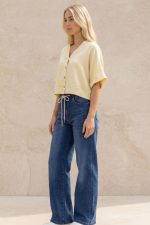 Wide Leg Τζιν Plus Size Το σκούρο τζιν παντελόνι wide leg είναι ένα κομψό και άνετο κομμάτι που συνδυάζει μοντέρνο design με άνετη εφαρμογή. Η ψηλόμεση γραμμή κολακεύει τη σιλουέτα και αναδεικνύει τη μέση, ενώ η wide leg εφαρμογή δημιουργεί κομψή κίνηση και χαλαρό στυλ. Το denim ύφασμα με βαμβακερή σύνθεση και ελαστικότητα προσφέρει άνεση στην καθημερινή χρήση. Το ιδιαίτερο κορδόνι με διακριτική glitter λεπτομέρεια στη μέση προσθέτει μοναδικό χαρακτήρα στο σχέδιο. Το παντελόνι είναι διαθέσιμο και σε plus size εφαρμογή, προσφέροντας άνεση και κομψότητα σε διαφορετικούς σωματότυπους. Ιδανικό για casual καθημερινά looks αλλά και πιο stylish city outfits. Styling Tips Το σκούρο wide leg τζιν παντελόνι μπορεί να συνδυαστεί εύκολα: • με basic t-shirt για casual καθημερινό look • με πουκάμισο για smart casual outfit • με cropped top για μοντέρνο fashion αποτέλεσμα • με sneakers ή ankle boots για urban style Το σκούρο denim χρώμα το κάνει ιδανικό για day to night outfits.