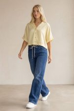 Wide Leg Τζιν Plus Size Το σκούρο τζιν παντελόνι wide leg είναι ένα κομψό και άνετο κομμάτι που συνδυάζει μοντέρνο design με άνετη εφαρμογή. Η ψηλόμεση γραμμή κολακεύει τη σιλουέτα και αναδεικνύει τη μέση, ενώ η wide leg εφαρμογή δημιουργεί κομψή κίνηση και χαλαρό στυλ. Το denim ύφασμα με βαμβακερή σύνθεση και ελαστικότητα προσφέρει άνεση στην καθημερινή χρήση. Το ιδιαίτερο κορδόνι με διακριτική glitter λεπτομέρεια στη μέση προσθέτει μοναδικό χαρακτήρα στο σχέδιο. Το παντελόνι είναι διαθέσιμο και σε plus size εφαρμογή, προσφέροντας άνεση και κομψότητα σε διαφορετικούς σωματότυπους. Ιδανικό για casual καθημερινά looks αλλά και πιο stylish city outfits. Styling Tips Το σκούρο wide leg τζιν παντελόνι μπορεί να συνδυαστεί εύκολα: • με basic t-shirt για casual καθημερινό look • με πουκάμισο για smart casual outfit • με cropped top για μοντέρνο fashion αποτέλεσμα • με sneakers ή ankle boots για urban style Το σκούρο denim χρώμα το κάνει ιδανικό για day to night outfits.