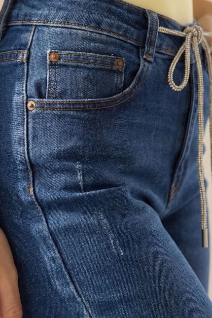 Wide Leg Τζιν Plus Size Το σκούρο τζιν παντελόνι wide leg είναι ένα κομψό και άνετο κομμάτι που συνδυάζει μοντέρνο design με άνετη εφαρμογή. Η ψηλόμεση γραμμή κολακεύει τη σιλουέτα και αναδεικνύει τη μέση, ενώ η wide leg εφαρμογή δημιουργεί κομψή κίνηση και χαλαρό στυλ. Το denim ύφασμα με βαμβακερή σύνθεση και ελαστικότητα προσφέρει άνεση στην καθημερινή χρήση. Το ιδιαίτερο κορδόνι με διακριτική glitter λεπτομέρεια στη μέση προσθέτει μοναδικό χαρακτήρα στο σχέδιο. Το παντελόνι είναι διαθέσιμο και σε plus size εφαρμογή, προσφέροντας άνεση και κομψότητα σε διαφορετικούς σωματότυπους. Ιδανικό για casual καθημερινά looks αλλά και πιο stylish city outfits. Styling Tips Το σκούρο wide leg τζιν παντελόνι μπορεί να συνδυαστεί εύκολα: • με basic t-shirt για casual καθημερινό look • με πουκάμισο για smart casual outfit • με cropped top για μοντέρνο fashion αποτέλεσμα • με sneakers ή ankle boots για urban style Το σκούρο denim χρώμα το κάνει ιδανικό για day to night outfits.