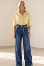 Wide Leg Τζιν Plus Size Το σκούρο τζιν παντελόνι wide leg είναι ένα κομψό και άνετο κομμάτι που συνδυάζει μοντέρνο design με άνετη εφαρμογή. Η ψηλόμεση γραμμή κολακεύει τη σιλουέτα και αναδεικνύει τη μέση, ενώ η wide leg εφαρμογή δημιουργεί κομψή κίνηση και χαλαρό στυλ. Το denim ύφασμα με βαμβακερή σύνθεση και ελαστικότητα προσφέρει άνεση στην καθημερινή χρήση. Το ιδιαίτερο κορδόνι με διακριτική glitter λεπτομέρεια στη μέση προσθέτει μοναδικό χαρακτήρα στο σχέδιο. Το παντελόνι είναι διαθέσιμο και σε plus size εφαρμογή, προσφέροντας άνεση και κομψότητα σε διαφορετικούς σωματότυπους. Ιδανικό για casual καθημερινά looks αλλά και πιο stylish city outfits. Styling Tips Το σκούρο wide leg τζιν παντελόνι μπορεί να συνδυαστεί εύκολα: • με basic t-shirt για casual καθημερινό look • με πουκάμισο για smart casual outfit • με cropped top για μοντέρνο fashion αποτέλεσμα • με sneakers ή ankle boots για urban style Το σκούρο denim χρώμα το κάνει ιδανικό για day to night outfits.