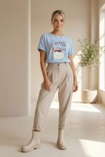 Baggy office παντελόνι in nude– άνετο & κομψό | One Size έως Large Ανακάλυψε το Baggy office παντελόνι in nude  Με λάστιχο στη μέση, πιέτες και άψογη εφαρμογή έως Large. Non iron, πλύσιμο στους 30°C. Ιδανικό για κάθε περίσταση! Το baggy office παντελόνι σε burgundy συνδυάζει άνεση και κομψότητα με έναν effortless επαγγελματικό χαρακτήρα. Η ανέτη γραμμή του προσφέρει κίνηση χωρίς περιορισμούς, ενώ το λάστιχο στο πίσω μέρος της μέσης εξασφαλίζει άψογη εφαρμογή για κάθε σωματότυπο. Styling Tip Συνδύασέ το με πουκάμισο και τακούνια για office chic look ή με t-shirt και loafers για πιο χαλαρό, smart casual στυλ. Το χρώμα burgundy χαρίζει ζεστασιά και κομψότητα σε κάθε outfit. Κλείνει με κουμπί και φερμουάρ, διαθέτει δύο πλαϊνές τσέπες και δύο διακοσμητικές τσέπες με ρέλι στο πίσω μέρος. Οι πιέτες μπροστά και η ελαφρώς στενή γραμμή προς τα κάτω δημιουργούν μια κομψή, μοντέρνα σιλουέτα.