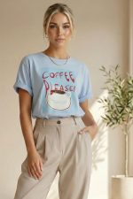 Baggy office παντελόνι in nude– άνετο & κομψό | One Size έως Large Ανακάλυψε το Baggy office παντελόνι in nude  Με λάστιχο στη μέση, πιέτες και άψογη εφαρμογή έως Large. Non iron, πλύσιμο στους 30°C. Ιδανικό για κάθε περίσταση! Το baggy office παντελόνι σε burgundy συνδυάζει άνεση και κομψότητα με έναν effortless επαγγελματικό χαρακτήρα. Η ανέτη γραμμή του προσφέρει κίνηση χωρίς περιορισμούς, ενώ το λάστιχο στο πίσω μέρος της μέσης εξασφαλίζει άψογη εφαρμογή για κάθε σωματότυπο. Styling Tip Συνδύασέ το με πουκάμισο και τακούνια για office chic look ή με t-shirt και loafers για πιο χαλαρό, smart casual στυλ. Το χρώμα burgundy χαρίζει ζεστασιά και κομψότητα σε κάθε outfit. Κλείνει με κουμπί και φερμουάρ, διαθέτει δύο πλαϊνές τσέπες και δύο διακοσμητικές τσέπες με ρέλι στο πίσω μέρος. Οι πιέτες μπροστά και η ελαφρώς στενή γραμμή προς τα κάτω δημιουργούν μια κομψή, μοντέρνα σιλουέτα.