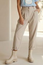 Baggy office παντελόνι in nude– άνετο & κομψό | One Size έως Large Ανακάλυψε το Baggy office παντελόνι in nude  Με λάστιχο στη μέση, πιέτες και άψογη εφαρμογή έως Large. Non iron, πλύσιμο στους 30°C. Ιδανικό για κάθε περίσταση! Το baggy office παντελόνι σε burgundy συνδυάζει άνεση και κομψότητα με έναν effortless επαγγελματικό χαρακτήρα. Η ανέτη γραμμή του προσφέρει κίνηση χωρίς περιορισμούς, ενώ το λάστιχο στο πίσω μέρος της μέσης εξασφαλίζει άψογη εφαρμογή για κάθε σωματότυπο. Styling Tip Συνδύασέ το με πουκάμισο και τακούνια για office chic look ή με t-shirt και loafers για πιο χαλαρό, smart casual στυλ. Το χρώμα burgundy χαρίζει ζεστασιά και κομψότητα σε κάθε outfit. Κλείνει με κουμπί και φερμουάρ, διαθέτει δύο πλαϊνές τσέπες και δύο διακοσμητικές τσέπες με ρέλι στο πίσω μέρος. Οι πιέτες μπροστά και η ελαφρώς στενή γραμμή προς τα κάτω δημιουργούν μια κομψή, μοντέρνα σιλουέτα.