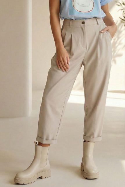 Baggy office παντελόνι in nude– άνετο & κομψό | One Size έως Large Ανακάλυψε το Baggy office παντελόνι in nude  Με λάστιχο στη μέση, πιέτες και άψογη εφαρμογή έως Large. Non iron, πλύσιμο στους 30°C. Ιδανικό για κάθε περίσταση! Το baggy office παντελόνι σε burgundy συνδυάζει άνεση και κομψότητα με έναν effortless επαγγελματικό χαρακτήρα. Η ανέτη γραμμή του προσφέρει κίνηση χωρίς περιορισμούς, ενώ το λάστιχο στο πίσω μέρος της μέσης εξασφαλίζει άψογη εφαρμογή για κάθε σωματότυπο. Styling Tip Συνδύασέ το με πουκάμισο και τακούνια για office chic look ή με t-shirt και loafers για πιο χαλαρό, smart casual στυλ. Το χρώμα burgundy χαρίζει ζεστασιά και κομψότητα σε κάθε outfit. Κλείνει με κουμπί και φερμουάρ, διαθέτει δύο πλαϊνές τσέπες και δύο διακοσμητικές τσέπες με ρέλι στο πίσω μέρος. Οι πιέτες μπροστά και η ελαφρώς στενή γραμμή προς τα κάτω δημιουργούν μια κομψή, μοντέρνα σιλουέτα.