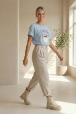 Baggy office παντελόνι in nude– άνετο & κομψό | One Size έως Large Ανακάλυψε το Baggy office παντελόνι in nude  Με λάστιχο στη μέση, πιέτες και άψογη εφαρμογή έως Large. Non iron, πλύσιμο στους 30°C. Ιδανικό για κάθε περίσταση! Το baggy office παντελόνι σε burgundy συνδυάζει άνεση και κομψότητα με έναν effortless επαγγελματικό χαρακτήρα. Η ανέτη γραμμή του προσφέρει κίνηση χωρίς περιορισμούς, ενώ το λάστιχο στο πίσω μέρος της μέσης εξασφαλίζει άψογη εφαρμογή για κάθε σωματότυπο. Styling Tip Συνδύασέ το με πουκάμισο και τακούνια για office chic look ή με t-shirt και loafers για πιο χαλαρό, smart casual στυλ. Το χρώμα burgundy χαρίζει ζεστασιά και κομψότητα σε κάθε outfit. Κλείνει με κουμπί και φερμουάρ, διαθέτει δύο πλαϊνές τσέπες και δύο διακοσμητικές τσέπες με ρέλι στο πίσω μέρος. Οι πιέτες μπροστά και η ελαφρώς στενή γραμμή προς τα κάτω δημιουργούν μια κομψή, μοντέρνα σιλουέτα.