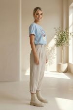 Baggy office παντελόνι in nude– άνετο & κομψό | One Size έως Large Ανακάλυψε το Baggy office παντελόνι in nude  Με λάστιχο στη μέση, πιέτες και άψογη εφαρμογή έως Large. Non iron, πλύσιμο στους 30°C. Ιδανικό για κάθε περίσταση! Το baggy office παντελόνι σε burgundy συνδυάζει άνεση και κομψότητα με έναν effortless επαγγελματικό χαρακτήρα. Η ανέτη γραμμή του προσφέρει κίνηση χωρίς περιορισμούς, ενώ το λάστιχο στο πίσω μέρος της μέσης εξασφαλίζει άψογη εφαρμογή για κάθε σωματότυπο. Styling Tip Συνδύασέ το με πουκάμισο και τακούνια για office chic look ή με t-shirt και loafers για πιο χαλαρό, smart casual στυλ. Το χρώμα burgundy χαρίζει ζεστασιά και κομψότητα σε κάθε outfit. Κλείνει με κουμπί και φερμουάρ, διαθέτει δύο πλαϊνές τσέπες και δύο διακοσμητικές τσέπες με ρέλι στο πίσω μέρος. Οι πιέτες μπροστά και η ελαφρώς στενή γραμμή προς τα κάτω δημιουργούν μια κομψή, μοντέρνα σιλουέτα.