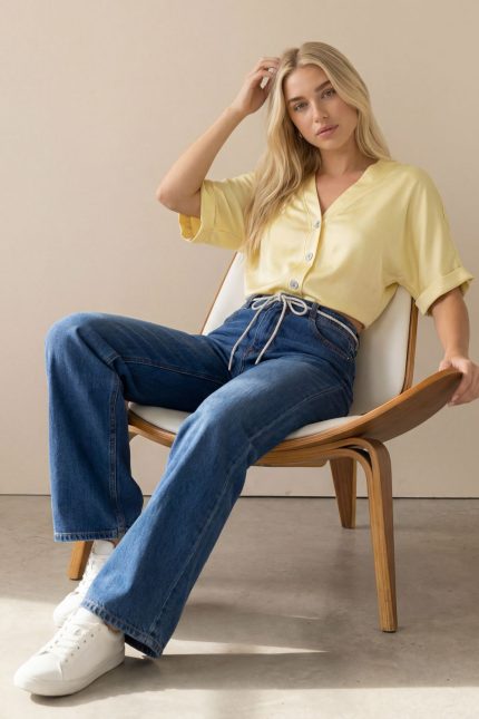 Wide Leg Τζιν Plus Size Το σκούρο τζιν παντελόνι wide leg είναι ένα κομψό και άνετο κομμάτι που συνδυάζει μοντέρνο design με άνετη εφαρμογή. Η ψηλόμεση γραμμή κολακεύει τη σιλουέτα και αναδεικνύει τη μέση, ενώ η wide leg εφαρμογή δημιουργεί κομψή κίνηση και χαλαρό στυλ. Το denim ύφασμα με βαμβακερή σύνθεση και ελαστικότητα προσφέρει άνεση στην καθημερινή χρήση. Το ιδιαίτερο κορδόνι με διακριτική glitter λεπτομέρεια στη μέση προσθέτει μοναδικό χαρακτήρα στο σχέδιο. Το παντελόνι είναι διαθέσιμο και σε plus size εφαρμογή, προσφέροντας άνεση και κομψότητα σε διαφορετικούς σωματότυπους. Ιδανικό για casual καθημερινά looks αλλά και πιο stylish city outfits. Styling Tips Το σκούρο wide leg τζιν παντελόνι μπορεί να συνδυαστεί εύκολα: • με basic t-shirt για casual καθημερινό look • με πουκάμισο για smart casual outfit • με cropped top για μοντέρνο fashion αποτέλεσμα • με sneakers ή ankle boots για urban style Το σκούρο denim χρώμα το κάνει ιδανικό για day to night outfits.