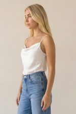 Draped Satin Cami Top in White Κωδικός: 17096 Το Draped Satin Cami Top in white είναι ένα διαχρονικό essential που αποπνέει καθαρότητα και σύγχρονη κομψότητα. Το σατινέ ύφασμα είναι δροσερό, ανάλαφρο και non-iron, προσφέροντας άνεση και άψογη εικόνα χωρίς προσπάθεια. Η κανονική προς χαλαρή γραμμή και το One Size που καλύπτει έως L  εξασφαλίζουν εύκολη εφαρμογή, ενώ η διπλής όψης σχεδίαση επιτρέπει να φορεθεί και από την πίσω πλευρά για διαφορετικά styling moods. Ένα κομμάτι που λειτουργεί ιδανικά ως βάση για minimal, capsule εμφανίσεις. Styling Tip Δημιούργησε ένα ton-sur-ton σύνολο συνδυάζοντάς το με λευκό ή off-white tailored παντελόνι για καθαρό, sophisticated αποτέλεσμα. Ολοκλήρωσε με minimal σανδάλια ή loafers και διακριτικά κοσμήματα για effortless chic εμφανίσεις από το πρωί έως το βράδυ.
