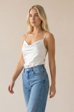 Draped Satin Cami Top in White Κωδικός: 17096 Το Draped Satin Cami Top in white είναι ένα διαχρονικό essential που αποπνέει καθαρότητα και σύγχρονη κομψότητα. Το σατινέ ύφασμα είναι δροσερό, ανάλαφρο και non-iron, προσφέροντας άνεση και άψογη εικόνα χωρίς προσπάθεια. Η κανονική προς χαλαρή γραμμή και το One Size που καλύπτει έως L  εξασφαλίζουν εύκολη εφαρμογή, ενώ η διπλής όψης σχεδίαση επιτρέπει να φορεθεί και από την πίσω πλευρά για διαφορετικά styling moods. Ένα κομμάτι που λειτουργεί ιδανικά ως βάση για minimal, capsule εμφανίσεις. Styling Tip Δημιούργησε ένα ton-sur-ton σύνολο συνδυάζοντάς το με λευκό ή off-white tailored παντελόνι για καθαρό, sophisticated αποτέλεσμα. Ολοκλήρωσε με minimal σανδάλια ή loafers και διακριτικά κοσμήματα για effortless chic εμφανίσεις από το πρωί έως το βράδυ.