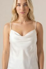 Draped Satin Cami Top in White Κωδικός: 17096 Το Draped Satin Cami Top in white είναι ένα διαχρονικό essential που αποπνέει καθαρότητα και σύγχρονη κομψότητα. Το σατινέ ύφασμα είναι δροσερό, ανάλαφρο και non-iron, προσφέροντας άνεση και άψογη εικόνα χωρίς προσπάθεια. Η κανονική προς χαλαρή γραμμή και το One Size που καλύπτει έως L  εξασφαλίζουν εύκολη εφαρμογή, ενώ η διπλής όψης σχεδίαση επιτρέπει να φορεθεί και από την πίσω πλευρά για διαφορετικά styling moods. Ένα κομμάτι που λειτουργεί ιδανικά ως βάση για minimal, capsule εμφανίσεις. Styling Tip Δημιούργησε ένα ton-sur-ton σύνολο συνδυάζοντάς το με λευκό ή off-white tailored παντελόνι για καθαρό, sophisticated αποτέλεσμα. Ολοκλήρωσε με minimal σανδάλια ή loafers και διακριτικά κοσμήματα για effortless chic εμφανίσεις από το πρωί έως το βράδυ.
