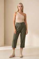 Baggy Office Παντελόνι in Khaki Κωδ: 21125 Το Baggy Office Παντελόνι σε khaki απόχρωση είναι ένα κομψό αλλά άνετο κομμάτι που ταιριάζει ιδανικά σε καθημερινά αλλά και πιο επαγγελματικά outfits. Η baggy γραμμή προσφέρει χαλαρή εφαρμογή και μοντέρνα αισθητική, ενώ το viscose mix ύφασμα χαρίζει απαλή υφή και ευχάριστη αίσθηση στο σώμα. Διαθέτει κουμπί και φερμουάρ για σταθερό κλείσιμο, ενώ το λάστιχο στο πίσω μέρος της μέσης προσφέρει καλύτερη προσαρμογή και άνεση κατά τη διάρκεια της ημέρας. Η γήινη khaki απόχρωση το καθιστά εύκολο στους συνδυασμούς και ιδανικό για minimal και chic εμφανίσεις. Styling Tip Συνδύασέ το με πουκάμισο ή basic T-shirt για κομψό καθημερινό look. Με blazer και loafers δημιουργεί εύκολα ένα σύγχρονο office outfit, ενώ με sneakers αποκτά πιο relaxed και casual χαρακτήρα.