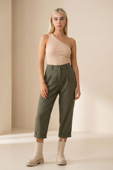 Baggy Office Παντελόνι in Khaki Κωδ: 21125 Το Baggy Office Παντελόνι σε khaki απόχρωση είναι ένα κομψό αλλά άνετο κομμάτι που ταιριάζει ιδανικά σε καθημερινά αλλά και πιο επαγγελματικά outfits. Η baggy γραμμή προσφέρει χαλαρή εφαρμογή και μοντέρνα αισθητική, ενώ το viscose mix ύφασμα χαρίζει απαλή υφή και ευχάριστη αίσθηση στο σώμα. Διαθέτει κουμπί και φερμουάρ για σταθερό κλείσιμο, ενώ το λάστιχο στο πίσω μέρος της μέσης προσφέρει καλύτερη προσαρμογή και άνεση κατά τη διάρκεια της ημέρας. Η γήινη khaki απόχρωση το καθιστά εύκολο στους συνδυασμούς και ιδανικό για minimal και chic εμφανίσεις. Styling Tip Συνδύασέ το με πουκάμισο ή basic T-shirt για κομψό καθημερινό look. Με blazer και loafers δημιουργεί εύκολα ένα σύγχρονο office outfit, ενώ με sneakers αποκτά πιο relaxed και casual χαρακτήρα.