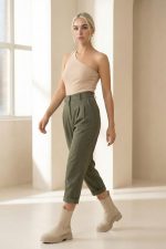 Baggy Office Παντελόνι in Khaki Κωδ: 21125 Το Baggy Office Παντελόνι σε khaki απόχρωση είναι ένα κομψό αλλά άνετο κομμάτι που ταιριάζει ιδανικά σε καθημερινά αλλά και πιο επαγγελματικά outfits. Η baggy γραμμή προσφέρει χαλαρή εφαρμογή και μοντέρνα αισθητική, ενώ το viscose mix ύφασμα χαρίζει απαλή υφή και ευχάριστη αίσθηση στο σώμα. Διαθέτει κουμπί και φερμουάρ για σταθερό κλείσιμο, ενώ το λάστιχο στο πίσω μέρος της μέσης προσφέρει καλύτερη προσαρμογή και άνεση κατά τη διάρκεια της ημέρας. Η γήινη khaki απόχρωση το καθιστά εύκολο στους συνδυασμούς και ιδανικό για minimal και chic εμφανίσεις. Styling Tip Συνδύασέ το με πουκάμισο ή basic T-shirt για κομψό καθημερινό look. Με blazer και loafers δημιουργεί εύκολα ένα σύγχρονο office outfit, ενώ με sneakers αποκτά πιο relaxed και casual χαρακτήρα.