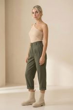 Baggy Office Παντελόνι in Khaki Κωδ: 21125 Το Baggy Office Παντελόνι σε khaki απόχρωση είναι ένα κομψό αλλά άνετο κομμάτι που ταιριάζει ιδανικά σε καθημερινά αλλά και πιο επαγγελματικά outfits. Η baggy γραμμή προσφέρει χαλαρή εφαρμογή και μοντέρνα αισθητική, ενώ το viscose mix ύφασμα χαρίζει απαλή υφή και ευχάριστη αίσθηση στο σώμα. Διαθέτει κουμπί και φερμουάρ για σταθερό κλείσιμο, ενώ το λάστιχο στο πίσω μέρος της μέσης προσφέρει καλύτερη προσαρμογή και άνεση κατά τη διάρκεια της ημέρας. Η γήινη khaki απόχρωση το καθιστά εύκολο στους συνδυασμούς και ιδανικό για minimal και chic εμφανίσεις. Styling Tip Συνδύασέ το με πουκάμισο ή basic T-shirt για κομψό καθημερινό look. Με blazer και loafers δημιουργεί εύκολα ένα σύγχρονο office outfit, ενώ με sneakers αποκτά πιο relaxed και casual χαρακτήρα.