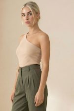 Baggy Office Παντελόνι in Khaki Κωδ: 21125 Το Baggy Office Παντελόνι σε khaki απόχρωση είναι ένα κομψό αλλά άνετο κομμάτι που ταιριάζει ιδανικά σε καθημερινά αλλά και πιο επαγγελματικά outfits. Η baggy γραμμή προσφέρει χαλαρή εφαρμογή και μοντέρνα αισθητική, ενώ το viscose mix ύφασμα χαρίζει απαλή υφή και ευχάριστη αίσθηση στο σώμα. Διαθέτει κουμπί και φερμουάρ για σταθερό κλείσιμο, ενώ το λάστιχο στο πίσω μέρος της μέσης προσφέρει καλύτερη προσαρμογή και άνεση κατά τη διάρκεια της ημέρας. Η γήινη khaki απόχρωση το καθιστά εύκολο στους συνδυασμούς και ιδανικό για minimal και chic εμφανίσεις. Styling Tip Συνδύασέ το με πουκάμισο ή basic T-shirt για κομψό καθημερινό look. Με blazer και loafers δημιουργεί εύκολα ένα σύγχρονο office outfit, ενώ με sneakers αποκτά πιο relaxed και casual χαρακτήρα.