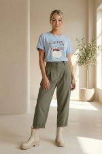 Baggy Office Παντελόνι in Khaki Κωδ: 21125 Το Baggy Office Παντελόνι σε khaki απόχρωση είναι ένα κομψό αλλά άνετο κομμάτι που ταιριάζει ιδανικά σε καθημερινά αλλά και πιο επαγγελματικά outfits. Η baggy γραμμή προσφέρει χαλαρή εφαρμογή και μοντέρνα αισθητική, ενώ το viscose mix ύφασμα χαρίζει απαλή υφή και ευχάριστη αίσθηση στο σώμα. Διαθέτει κουμπί και φερμουάρ για σταθερό κλείσιμο, ενώ το λάστιχο στο πίσω μέρος της μέσης προσφέρει καλύτερη προσαρμογή και άνεση κατά τη διάρκεια της ημέρας. Η γήινη khaki απόχρωση το καθιστά εύκολο στους συνδυασμούς και ιδανικό για minimal και chic εμφανίσεις. Styling Tip Συνδύασέ το με πουκάμισο ή basic T-shirt για κομψό καθημερινό look. Με blazer και loafers δημιουργεί εύκολα ένα σύγχρονο office outfit, ενώ με sneakers αποκτά πιο relaxed και casual χαρακτήρα.