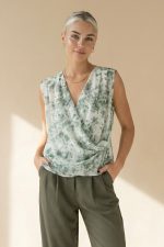 Κρουαζέ Floral Αμάνικο Top Κωδ.: 243 Το Κρουαζέ Floral Αμάνικο Top είναι ένα κομψό και θηλυκό κομμάτι που αναδεικνύει τη σιλουέτα με φυσικό τρόπο. Ο κρουαζέ σχεδιασμός με δέσιμο στο πλάι αγκαλιάζει το σώμα και προσαρμόζεται εύκολα, προσφέροντας άνεση και κομψότητα. Το floral μοτίβο προσθέτει ρομαντική διάθεση, ενώ το crepe ύφασμα χαρίζει ελαφριά και αέρινη αίσθηση. Αμάνικο και ευκολοφόρετο, είναι ιδανικό για ζεστές ημέρες αλλά και για layering σε πιο ολοκληρωμένα looks. Ένα versatile κομμάτι που φοριέται από το πρωί έως το βράδυ. Styling Tip Συνδύασέ το με ψηλόμενη παντελόνα ή φούστα για κομψό και ισορροπημένο look. Με wide leg παντελόνι δημιουργεί elegant αποτέλεσμα, ενώ με denim προσθέτει πιο casual χαρακτήρα. Ιδανικό και κάτω από σακάκι για chic office εμφανίσεις.