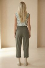 Κρουαζέ Floral Αμάνικο Top Κωδ.: 243 Το Κρουαζέ Floral Αμάνικο Top είναι ένα κομψό και θηλυκό κομμάτι που αναδεικνύει τη σιλουέτα με φυσικό τρόπο. Ο κρουαζέ σχεδιασμός με δέσιμο στο πλάι αγκαλιάζει το σώμα και προσαρμόζεται εύκολα, προσφέροντας άνεση και κομψότητα. Το floral μοτίβο προσθέτει ρομαντική διάθεση, ενώ το crepe ύφασμα χαρίζει ελαφριά και αέρινη αίσθηση. Αμάνικο και ευκολοφόρετο, είναι ιδανικό για ζεστές ημέρες αλλά και για layering σε πιο ολοκληρωμένα looks. Ένα versatile κομμάτι που φοριέται από το πρωί έως το βράδυ. Styling Tip Συνδύασέ το με ψηλόμενη παντελόνα ή φούστα για κομψό και ισορροπημένο look. Με wide leg παντελόνι δημιουργεί elegant αποτέλεσμα, ενώ με denim προσθέτει πιο casual χαρακτήρα. Ιδανικό και κάτω από σακάκι για chic office εμφανίσεις.