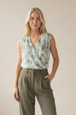 Κρουαζέ Floral Αμάνικο Top Κωδ.: 243 Το Κρουαζέ Floral Αμάνικο Top είναι ένα κομψό και θηλυκό κομμάτι που αναδεικνύει τη σιλουέτα με φυσικό τρόπο. Ο κρουαζέ σχεδιασμός με δέσιμο στο πλάι αγκαλιάζει το σώμα και προσαρμόζεται εύκολα, προσφέροντας άνεση και κομψότητα. Το floral μοτίβο προσθέτει ρομαντική διάθεση, ενώ το crepe ύφασμα χαρίζει ελαφριά και αέρινη αίσθηση. Αμάνικο και ευκολοφόρετο, είναι ιδανικό για ζεστές ημέρες αλλά και για layering σε πιο ολοκληρωμένα looks. Ένα versatile κομμάτι που φοριέται από το πρωί έως το βράδυ. Styling Tip Συνδύασέ το με ψηλόμενη παντελόνα ή φούστα για κομψό και ισορροπημένο look. Με wide leg παντελόνι δημιουργεί elegant αποτέλεσμα, ενώ με denim προσθέτει πιο casual χαρακτήρα. Ιδανικό και κάτω από σακάκι για chic office εμφανίσεις.