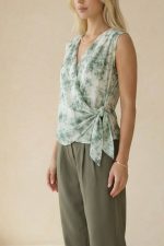 Κρουαζέ Floral Αμάνικο Top Κωδ.: 243 Το Κρουαζέ Floral Αμάνικο Top είναι ένα κομψό και θηλυκό κομμάτι που αναδεικνύει τη σιλουέτα με φυσικό τρόπο. Ο κρουαζέ σχεδιασμός με δέσιμο στο πλάι αγκαλιάζει το σώμα και προσαρμόζεται εύκολα, προσφέροντας άνεση και κομψότητα. Το floral μοτίβο προσθέτει ρομαντική διάθεση, ενώ το crepe ύφασμα χαρίζει ελαφριά και αέρινη αίσθηση. Αμάνικο και ευκολοφόρετο, είναι ιδανικό για ζεστές ημέρες αλλά και για layering σε πιο ολοκληρωμένα looks. Ένα versatile κομμάτι που φοριέται από το πρωί έως το βράδυ. Styling Tip Συνδύασέ το με ψηλόμενη παντελόνα ή φούστα για κομψό και ισορροπημένο look. Με wide leg παντελόνι δημιουργεί elegant αποτέλεσμα, ενώ με denim προσθέτει πιο casual χαρακτήρα. Ιδανικό και κάτω από σακάκι για chic office εμφανίσεις.