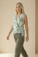 Κρουαζέ Floral Αμάνικο Top Κωδ.: 243 Το Κρουαζέ Floral Αμάνικο Top είναι ένα κομψό και θηλυκό κομμάτι που αναδεικνύει τη σιλουέτα με φυσικό τρόπο. Ο κρουαζέ σχεδιασμός με δέσιμο στο πλάι αγκαλιάζει το σώμα και προσαρμόζεται εύκολα, προσφέροντας άνεση και κομψότητα. Το floral μοτίβο προσθέτει ρομαντική διάθεση, ενώ το crepe ύφασμα χαρίζει ελαφριά και αέρινη αίσθηση. Αμάνικο και ευκολοφόρετο, είναι ιδανικό για ζεστές ημέρες αλλά και για layering σε πιο ολοκληρωμένα looks. Ένα versatile κομμάτι που φοριέται από το πρωί έως το βράδυ. Styling Tip Συνδύασέ το με ψηλόμενη παντελόνα ή φούστα για κομψό και ισορροπημένο look. Με wide leg παντελόνι δημιουργεί elegant αποτέλεσμα, ενώ με denim προσθέτει πιο casual χαρακτήρα. Ιδανικό και κάτω από σακάκι για chic office εμφανίσεις.