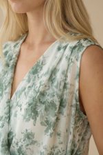 Κρουαζέ Floral Αμάνικο Top Κωδ.: 243 Το Κρουαζέ Floral Αμάνικο Top είναι ένα κομψό και θηλυκό κομμάτι που αναδεικνύει τη σιλουέτα με φυσικό τρόπο. Ο κρουαζέ σχεδιασμός με δέσιμο στο πλάι αγκαλιάζει το σώμα και προσαρμόζεται εύκολα, προσφέροντας άνεση και κομψότητα. Το floral μοτίβο προσθέτει ρομαντική διάθεση, ενώ το crepe ύφασμα χαρίζει ελαφριά και αέρινη αίσθηση. Αμάνικο και ευκολοφόρετο, είναι ιδανικό για ζεστές ημέρες αλλά και για layering σε πιο ολοκληρωμένα looks. Ένα versatile κομμάτι που φοριέται από το πρωί έως το βράδυ. Styling Tip Συνδύασέ το με ψηλόμενη παντελόνα ή φούστα για κομψό και ισορροπημένο look. Με wide leg παντελόνι δημιουργεί elegant αποτέλεσμα, ενώ με denim προσθέτει πιο casual χαρακτήρα. Ιδανικό και κάτω από σακάκι για chic office εμφανίσεις.