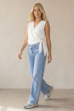 Κρουαζέ Crepe Αμάνικο Top in White Κωδ.: 242 Το Κρουαζέ Crepe Αμάνικο Top σε λευκή απόχρωση είναι ένα διαχρονικό και κομψό κομμάτι που αναδεικνύει τη θηλυκότητα με minimal αισθητική. Ο κρουαζέ σχεδιασμός με δέσιμο στο πλάι αγκαλιάζει το σώμα και προσαρμόζεται εύκολα, δημιουργώντας κολακευτική σιλουέτα. Το crepe ύφασμα προσφέρει ελαφριά και αέρινη αίσθηση, ενώ η καθαρή λευκή απόχρωση το καθιστά ιδανικό για αμέτρητους συνδυασμούς, από casual έως πιο elegant εμφανίσεις. Ένα versatile κομμάτι που φοριέται άνετα από το πρωί έως το βράδυ. Styling Tip Συνδύασέ το με ψηλόμενη παντελόνα ή πλισέ φούστα για κομψό αποτέλεσμα. Με denim δημιουργεί πιο casual look, ενώ με σακάκι και πέδιλα γίνεται ιδανικό για chic και office εμφανίσεις.