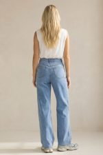 Κρουαζέ Crepe Αμάνικο Top in White Κωδ.: 242 Το Κρουαζέ Crepe Αμάνικο Top σε λευκή απόχρωση είναι ένα διαχρονικό και κομψό κομμάτι που αναδεικνύει τη θηλυκότητα με minimal αισθητική. Ο κρουαζέ σχεδιασμός με δέσιμο στο πλάι αγκαλιάζει το σώμα και προσαρμόζεται εύκολα, δημιουργώντας κολακευτική σιλουέτα. Το crepe ύφασμα προσφέρει ελαφριά και αέρινη αίσθηση, ενώ η καθαρή λευκή απόχρωση το καθιστά ιδανικό για αμέτρητους συνδυασμούς, από casual έως πιο elegant εμφανίσεις. Ένα versatile κομμάτι που φοριέται άνετα από το πρωί έως το βράδυ. Styling Tip Συνδύασέ το με ψηλόμενη παντελόνα ή πλισέ φούστα για κομψό αποτέλεσμα. Με denim δημιουργεί πιο casual look, ενώ με σακάκι και πέδιλα γίνεται ιδανικό για chic και office εμφανίσεις.