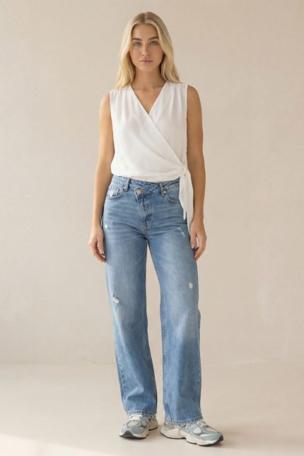 Κρουαζέ Crepe Αμάνικο Top in White Κωδ.: 242 Το Κρουαζέ Crepe Αμάνικο Top σε λευκή απόχρωση είναι ένα διαχρονικό και κομψό κομμάτι που αναδεικνύει τη θηλυκότητα με minimal αισθητική. Ο κρουαζέ σχεδιασμός με δέσιμο στο πλάι αγκαλιάζει το σώμα και προσαρμόζεται εύκολα, δημιουργώντας κολακευτική σιλουέτα. Το crepe ύφασμα προσφέρει ελαφριά και αέρινη αίσθηση, ενώ η καθαρή λευκή απόχρωση το καθιστά ιδανικό για αμέτρητους συνδυασμούς, από casual έως πιο elegant εμφανίσεις. Ένα versatile κομμάτι που φοριέται άνετα από το πρωί έως το βράδυ. Styling Tip Συνδύασέ το με ψηλόμενη παντελόνα ή πλισέ φούστα για κομψό αποτέλεσμα. Με denim δημιουργεί πιο casual look, ενώ με σακάκι και πέδιλα γίνεται ιδανικό για chic και office εμφανίσεις.