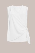 Κρουαζέ Crepe Αμάνικο Top in White Κωδ.: 242 Το Κρουαζέ Crepe Αμάνικο Top σε λευκή απόχρωση είναι ένα διαχρονικό και κομψό κομμάτι που αναδεικνύει τη θηλυκότητα με minimal αισθητική. Ο κρουαζέ σχεδιασμός με δέσιμο στο πλάι αγκαλιάζει το σώμα και προσαρμόζεται εύκολα, δημιουργώντας κολακευτική σιλουέτα. Το crepe ύφασμα προσφέρει ελαφριά και αέρινη αίσθηση, ενώ η καθαρή λευκή απόχρωση το καθιστά ιδανικό για αμέτρητους συνδυασμούς, από casual έως πιο elegant εμφανίσεις. Ένα versatile κομμάτι που φοριέται άνετα από το πρωί έως το βράδυ. Styling Tip Συνδύασέ το με ψηλόμενη παντελόνα ή πλισέ φούστα για κομψό αποτέλεσμα. Με denim δημιουργεί πιο casual look, ενώ με σακάκι και πέδιλα γίνεται ιδανικό για chic και office εμφανίσεις.
