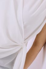 Κρουαζέ Crepe Αμάνικο Top in White Κωδ.: 242 Το Κρουαζέ Crepe Αμάνικο Top σε λευκή απόχρωση είναι ένα διαχρονικό και κομψό κομμάτι που αναδεικνύει τη θηλυκότητα με minimal αισθητική. Ο κρουαζέ σχεδιασμός με δέσιμο στο πλάι αγκαλιάζει το σώμα και προσαρμόζεται εύκολα, δημιουργώντας κολακευτική σιλουέτα. Το crepe ύφασμα προσφέρει ελαφριά και αέρινη αίσθηση, ενώ η καθαρή λευκή απόχρωση το καθιστά ιδανικό για αμέτρητους συνδυασμούς, από casual έως πιο elegant εμφανίσεις. Ένα versatile κομμάτι που φοριέται άνετα από το πρωί έως το βράδυ. Styling Tip Συνδύασέ το με ψηλόμενη παντελόνα ή πλισέ φούστα για κομψό αποτέλεσμα. Με denim δημιουργεί πιο casual look, ενώ με σακάκι και πέδιλα γίνεται ιδανικό για chic και office εμφανίσεις.