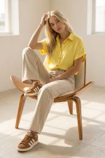 Curvy Wide Leg Jeans Το curvy wide leg jeans είναι η ιδανική επιλογή για άνετα αλλά και stylish looks. Η ψηλόμεση εφαρμογή αγκαλιάζει τη μέση, ενώ η wide leg γραμμή χαρίζει κομψότητα και ελευθερία κινήσεων. Το ελαστικό ύφασμα εξασφαλίζει τέλεια εφαρμογή σε κάθε σωματότυπο. Styling Tip Συνδύασέ το με ένα fitted top ή πουκάμισο μέσα από το παντελόνι για να αναδείξεις τη μέση ή με oversized t-shirt για πιο relaxed looks. Ιδανικό με sneakers αλλά και πέδιλα για πιο elevated εμφανίσεις.
