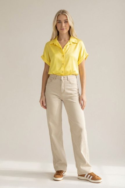 Curvy Wide Leg Jeans Το curvy wide leg jeans είναι η ιδανική επιλογή για άνετα αλλά και stylish looks. Η ψηλόμεση εφαρμογή αγκαλιάζει τη μέση, ενώ η wide leg γραμμή χαρίζει κομψότητα και ελευθερία κινήσεων. Το ελαστικό ύφασμα εξασφαλίζει τέλεια εφαρμογή σε κάθε σωματότυπο. Styling Tip Συνδύασέ το με ένα fitted top ή πουκάμισο μέσα από το παντελόνι για να αναδείξεις τη μέση ή με oversized t-shirt για πιο relaxed looks. Ιδανικό με sneakers αλλά και πέδιλα για πιο elevated εμφανίσεις.