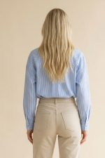 Ένα διαχρονικό ριγέ πουκάμισο που συνδυάζει άνεση και κομψότητα. Το ελαστικό ύφασμα και η χαλαρή γραμμή το κάνουν ιδανικό για καθημερινά αλλά και πιο προσεγμένα looks, ενώ οι κάθετες ρίγες κολακεύουν τη σιλουέτα. Styling Tip Συνδύασέ το με υφασμάτινο παντελόνι για office chic εμφανίσεις ή με denim για effortless casual looks. Ιδανικό και για layering μέσα από σακάκι ή cardigan.