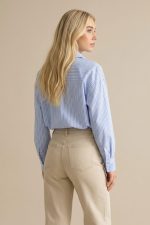 Ένα διαχρονικό ριγέ πουκάμισο που συνδυάζει άνεση και κομψότητα. Το ελαστικό ύφασμα και η χαλαρή γραμμή το κάνουν ιδανικό για καθημερινά αλλά και πιο προσεγμένα looks, ενώ οι κάθετες ρίγες κολακεύουν τη σιλουέτα. Styling Tip Συνδύασέ το με υφασμάτινο παντελόνι για office chic εμφανίσεις ή με denim για effortless casual looks. Ιδανικό και για layering μέσα από σακάκι ή cardigan.